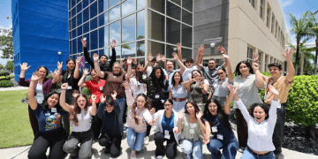 ESTUDIANTES UNIVERSITARIOS VIVEN EXPERIENCIA EDUCATIVA EN AMGEN
