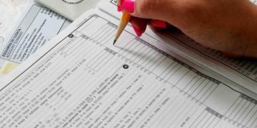 Adultos mayores reciben asistencia gratuita en Guayama para completar su planilla Senior