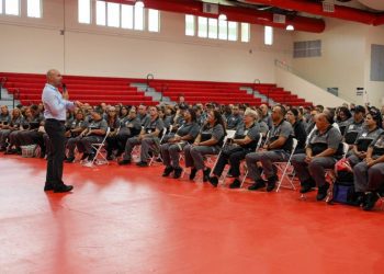 Departamento de Educación fortalece la preparación de guardias escolares con capacitación especializada en autismo y educación especial