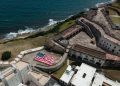 Más de 350 estudiantes del Departamento de Educación conmemoran los 250 años de los Estados Unidos con una histórica bandera viviente en el Castillo San Cristóbal