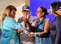 Gobernadora entrega 200 títulos de propiedad a familias de 55 municipios