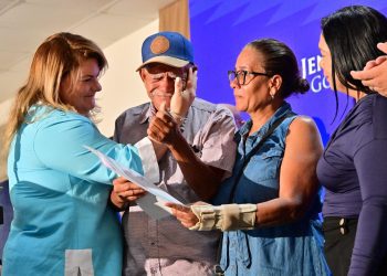 Gobernadora entrega 200 títulos de propiedad a familias de 55 municipios