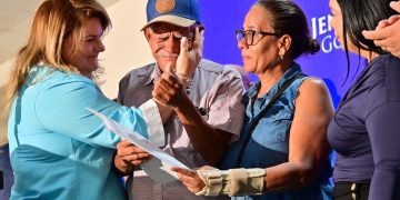 Gobernadora entrega 200 títulos de propiedad a familias de 55 municipios