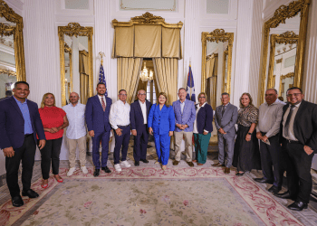 Gobernadora asigna $2.2 millones para rehabilitar estacionamientos en escuelas y cuarteles de 18 municipios