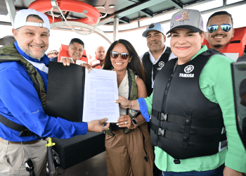 Gobernadora y secretario del DRNA impulsan la protección de los manatíes