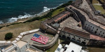 Más de 350 estudiantes del Departamento de Educación conmemoran los 250 años de los Estados Unidos con una histórica bandera viviente en el Castillo San Cristóbal