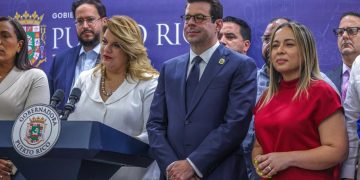 La Gobernadora agradece la labor de Francisco Domenech e Itza García Rodríguez tras concluir sus funciones en La Fortaleza