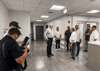 Rivera Schatz y Pierluisi visitan el CDT de Vieques tras llegada de nuevo CT Scan