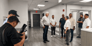 Rivera Schatz y Pierluisi visitan el CDT de Vieques tras llegada de nuevo CT Scan