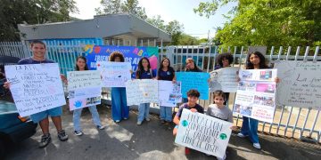 Estudiantes Montessori lideran la defensa de su escuela en Lajas y se reúnen con Educación para apoyar a su directora y a sus maestros