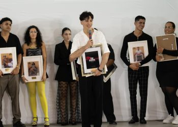 El joven Ray Aponte hace historia: el diseñador y ganador de The Emerging 2025 debuta con su colección en New York Fashion Week