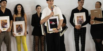 El joven Ray Aponte hace historia: el diseñador y ganador de The Emerging 2025 debuta con su colección en New York Fashion Week
