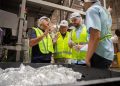Departamento de Desarrollo Económico visita embotelladora local para garantizar el suministro de agua ante la emergencia por sequía.
