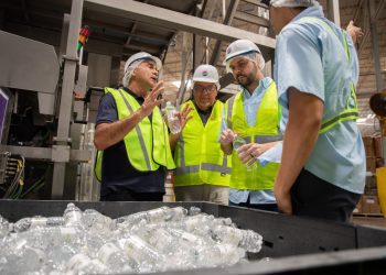 Departamento de Desarrollo Económico visita embotelladora local para garantizar el suministro de agua ante la emergencia por sequía.