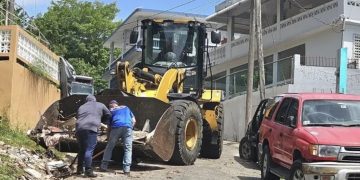 Arecibo continúa campaña de remoción de escombros en las comunidades