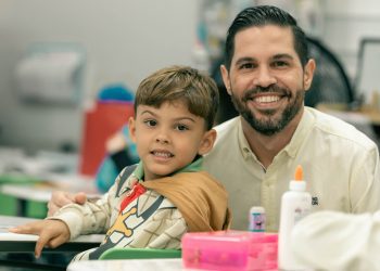 Alcalde de San Germán entrega ‘Mochilas de Esperanza’ a estudiantes de dos escuelas