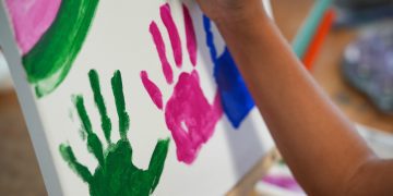 La niñez de Hogar Ruth sana las heridas de la violencia doméstica a través del arte que exhibirá en Ballajá