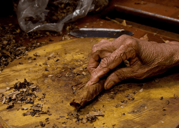 Caguas invita a la ciudadanía a preservar el patrimonio tabacalero con el Taller de Confección de Cigarros