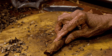 Caguas invita a la ciudadanía a preservar el patrimonio tabacalero con el Taller de Confección de Cigarros