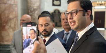 Ferrer afirma que Jenniffer González debería abochornarse por mantener a Luis González al frente de la AAA mientras miles de familias siguen sin agua