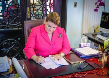 Gobernadora firma cuatro leyes para fortalecer la transparencia