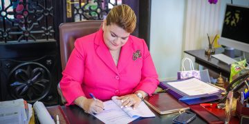 Gobernadora firma cuatro leyes para fortalecer la transparencia