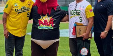 ¡Orgullo Isabelino! Los Gallitos honran la trayectoria del actor y dramaturgo Carlos Vega