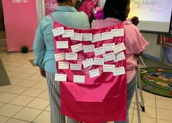 Ceiba lleva mensaje de prevención del cáncer de seno a sus empleadas y participantes del Centro de Edad Avanzada