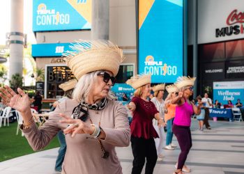 Adultos mayores disfrutan de su propio “jangueo” en DISTRITO T-Mobile