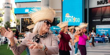 Adultos mayores disfrutan de su propio “jangueo” en DISTRITO T-Mobile