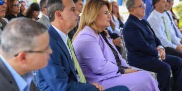 Gobernadora coloca primera piedra para proyecto que amplía los servicios de la salud en la montaña