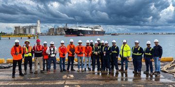 Amur River completa su atraque en Puerto Nuevo para restablecer el suministro de gas natural