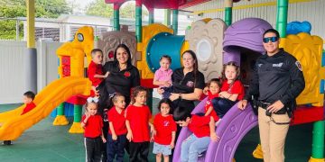 Policía Municipal de Quebradillas orienta a participantes de Head Start