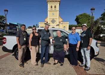 Centro de Envejecientes de Hatillo estrena vehículo oficial