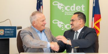 DACO y las cadenas de tiendas celebran diez años de acuerdos para comprar con confianza