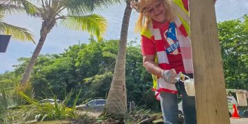 Unen esfuerzos para limpiar, remover escombros y embellecer Las Ruinas, de Punta Borinquen, en Aguadilla