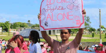 “Por mamá, por abuela, por mi hermana”: Ceiba convierte su marcha en un homenaje a quienes luchan contra el cáncer