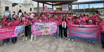Decenas marchan en Ciales como parte de la lucha en contra del cáncer de mama