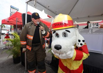MANEJO DE EMERGENCIAS Y FIREHOUSE SUBS RECONOCEN A PRIMEROS RESPONDEDORES EN TOUCH THE TRUCK
