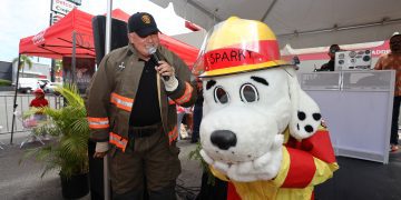MANEJO DE EMERGENCIAS Y FIREHOUSE SUBS RECONOCEN A PRIMEROS RESPONDEDORES EN TOUCH THE TRUCK